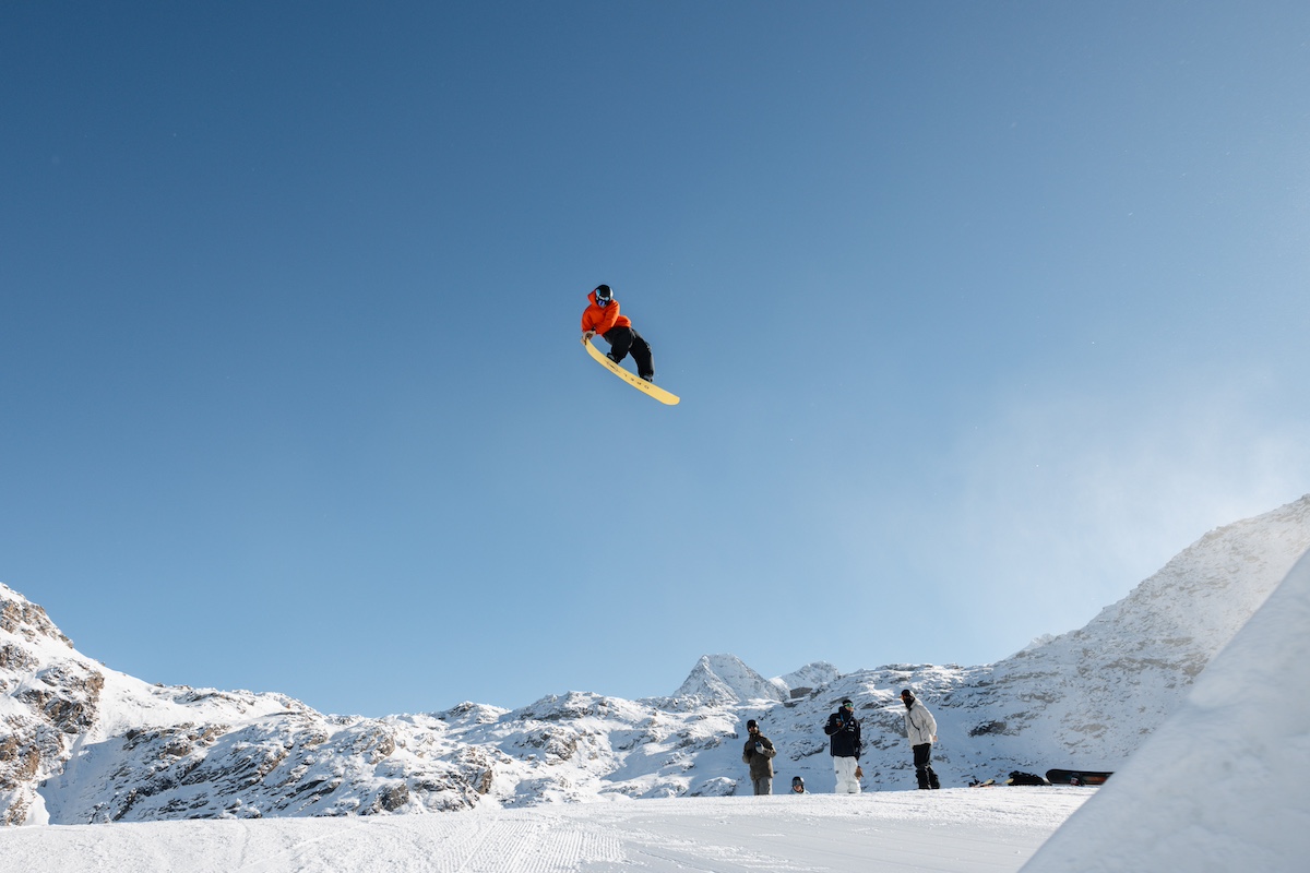 Opel protagonista ai Campionati del Mondo FIS Freestyle 2025: mobilità elettrificata e sport si incontrano in Svizzera