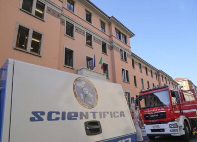 Sei morti nel rogo nella Rsa di Milano, “l’anziana chiese aiuto per sette minuti”