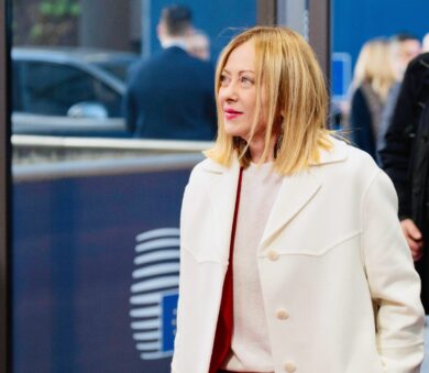 Meloni tiene unita l’Europa a Trump. Sul piano di riarmo di Ursula solo una “chiacchierata”. E niente nuovo deficit e debito