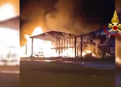 Milano, vasto incendio all’ortomercato: le telecamere hanno ripreso un piromane