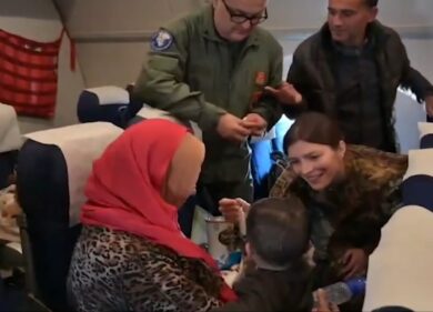 Atterrato a Milano l’aereo con bambini palestinesi bisognosi di cure
