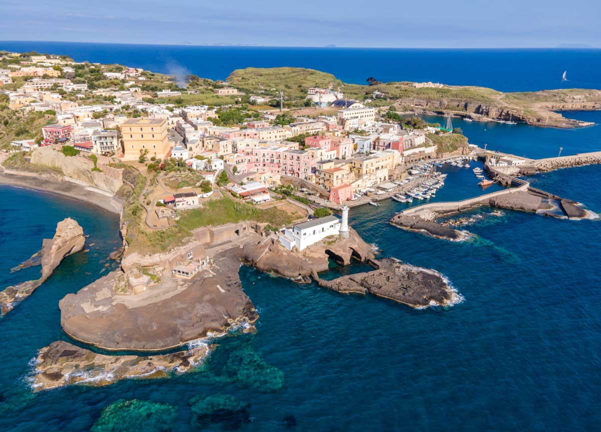 Ventotene, il sindaco Caputi: “Il Manifesto ha avuto una revisione segreta firmata da federalisti spagnoli”. La clamorosa rivelazione Ventotene, il sindaco Caputi: “Il Manifesto ha avuto una revisione segreta firmata da federalisti spagnoli”. La clamorosa rivelazione