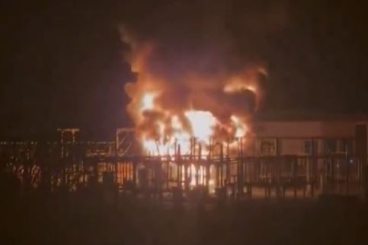Londra, maxi incendio all’aeroporto di Heathrow: ripercussioni su migliaia di voli. Indaga l’antiterrorismo Londra, maxi incendio all’aeroporto di Heathrow: ripercussioni su migliaia di voli. Indaga l’antiterrorismo