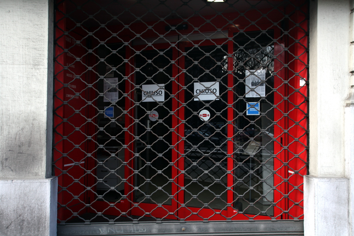 Commercio, crollo record in Italia: spariscono i negozi, chiusi 117 mila in 12 anni. Ma il Sud tiene più del Nord Commercio, crollo record in Italia: spariscono i negozi, chiusi 117 mila in 12 anni. Ma il Sud tiene più del Nord