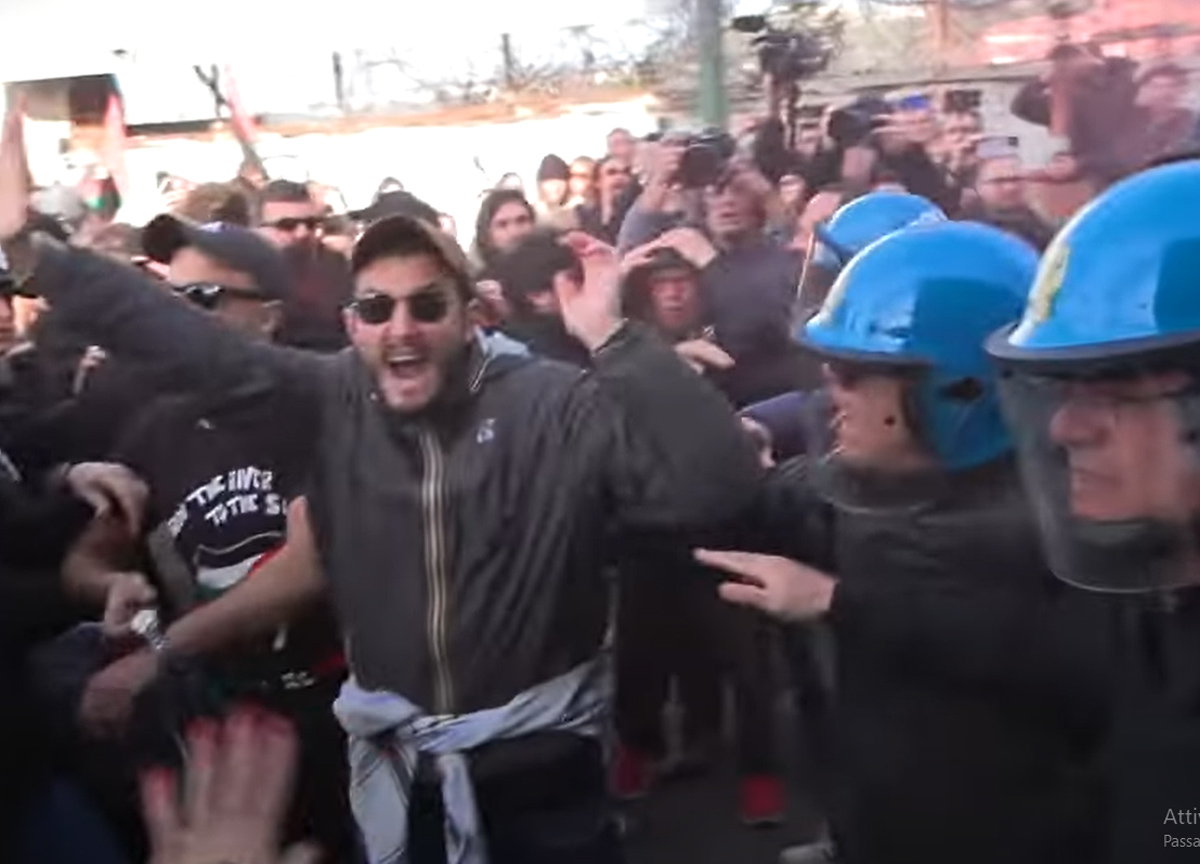 Sfila il corteo dei Campi Flegrei: tensione con le forze dell’ordine, poi torna la calma Sfila il corteo dei Campi Flegrei: tensione con le forze dell’ordine, poi torna la calma