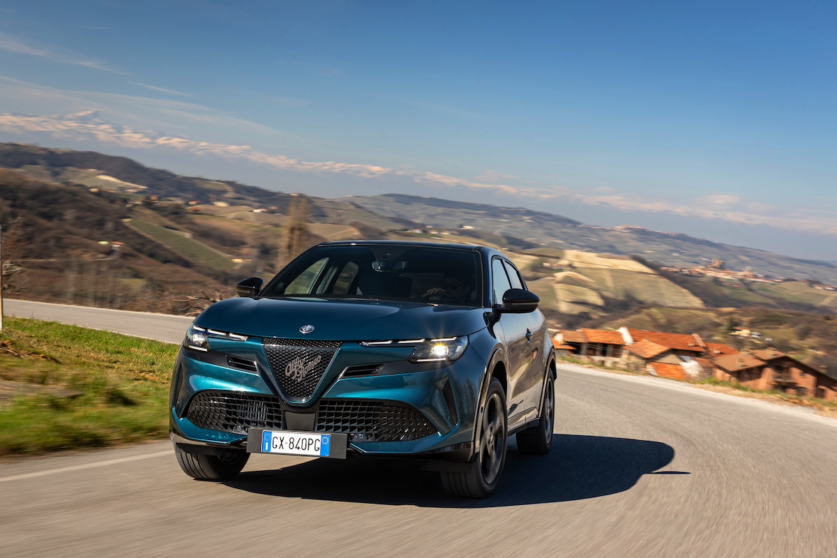 Alfa Romeo Junior ibrida Q4: la nuova trazione integrale intelligente tra efficienza e sportività Alfa Romeo Junior ibrida Q4: la nuova trazione integrale intelligente tra efficienza e sportività