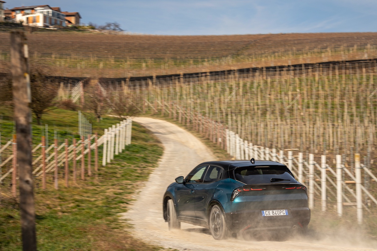 Alfa Romeo Junior ibrida Q4: la nuova trazione integrale intelligente tra efficienza e sportività Alfa Romeo Junior ibrida Q4: la nuova trazione integrale intelligente tra efficienza e sportività