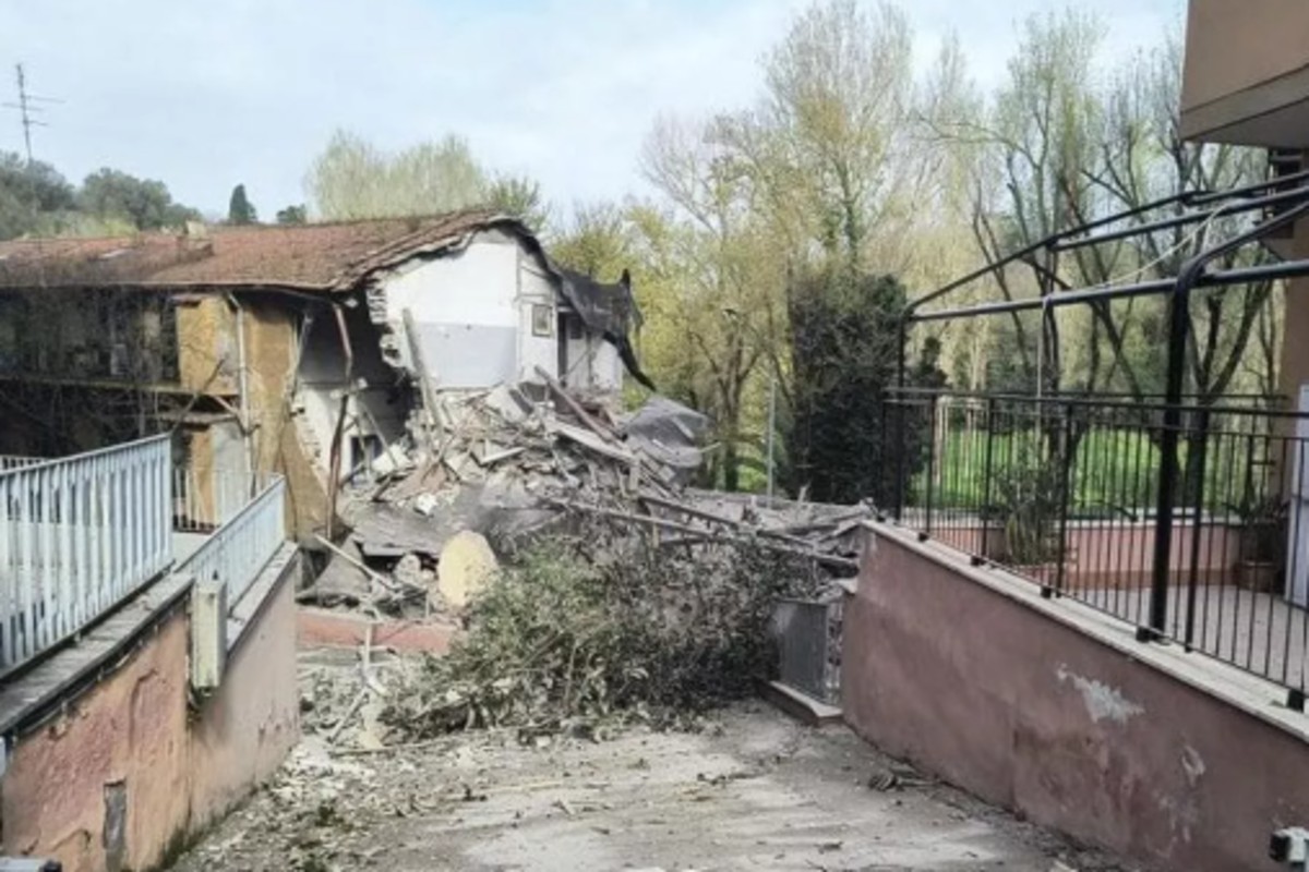 Crolla una palazzina di due piani a Roma, estratto vivo un uomo Crolla una palazzina di due piani a Roma, estratto vivo un uomo