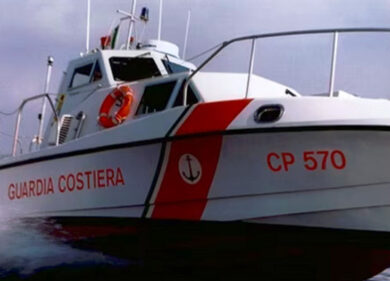 Nave di 42 metri si incaglia all’isola d’Elba, tratti in salvo in undici