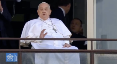 Il Papa lascia il Gemelli, torna in Vaticano. Saluta i fedeli dall’ospedale: “Grazie a tutti”. Video