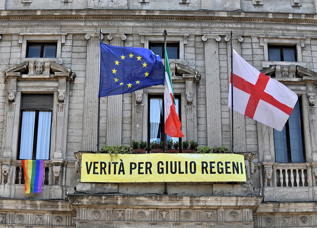 Milano, tolto lo striscione per Regeni dalla facciata di Palazzo Marino Milano, tolto lo striscione per Regeni dalla facciata di Palazzo Marino