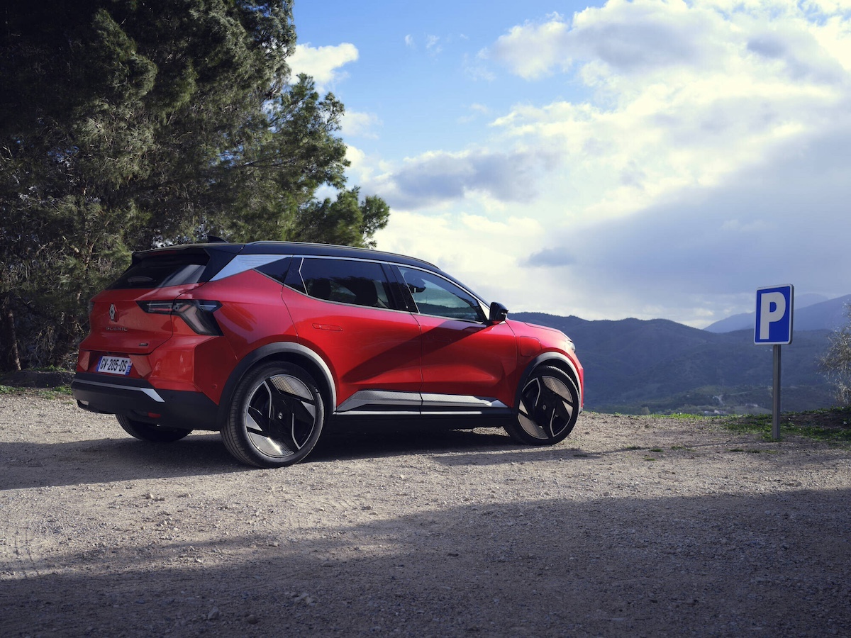 Renault Scenic E-Tech electric: design audace e innovativo per la mobilità familiare del futuro