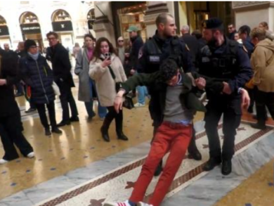 Carlo Cracco ancora nel mirino di Ultima Generazione: passata di pomodoro sui tavoli del ristorante di Milano