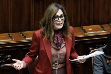 Santanché prende tempo e scompiglia (non più di tanto) la maggioranza