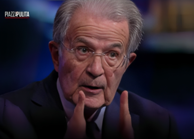 Prodi, il giallo della tirata di capelli a una giornalista per una domanda scomoda. Spunta il video