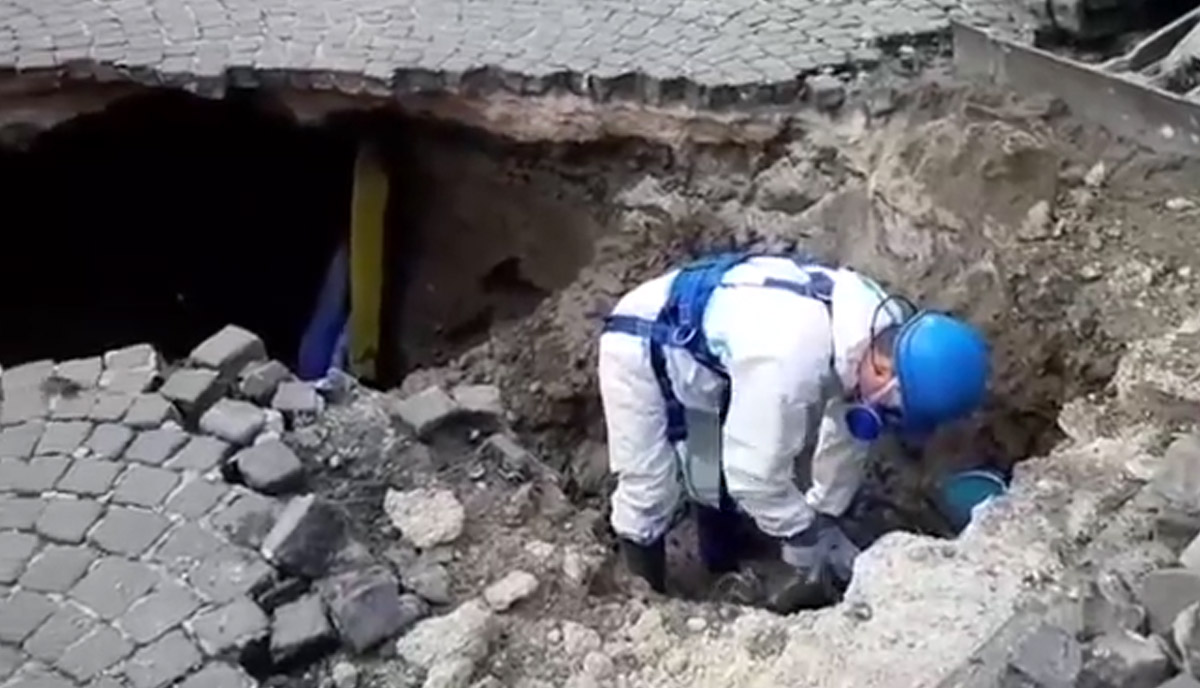 Voragine in strada a Napoli, ira dei residenti: “Viviamo sul vuoto, la manutenzione dov’è?” Voragine in strada a Napoli, ira dei residenti: “Viviamo sul vuoto, la manutenzione dov’è?”