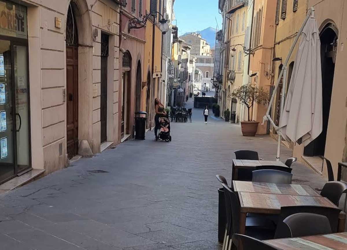 Spoleto, ennesimo femminicidio: uccide la moglie e poi tenta il suicidio. Fermato dalla Polizia