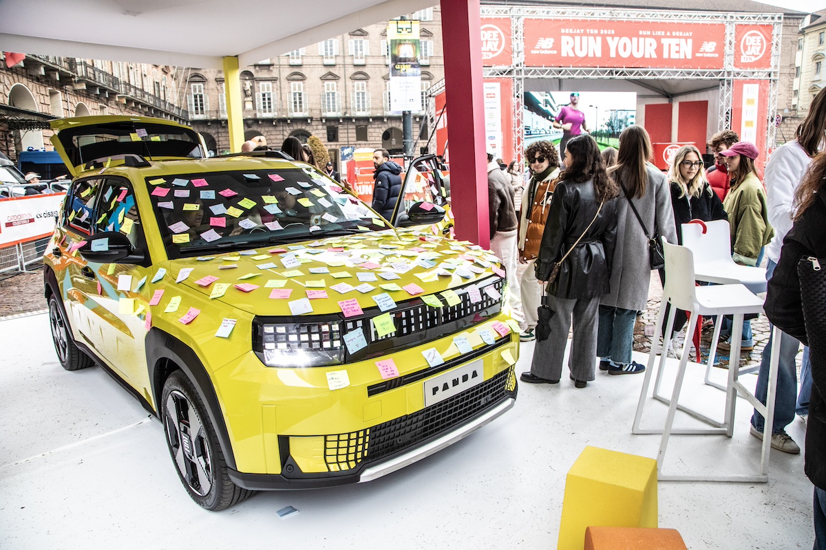 Fiat Grande Panda corre con la deejay ten 2025: auto ufficiale della felicità