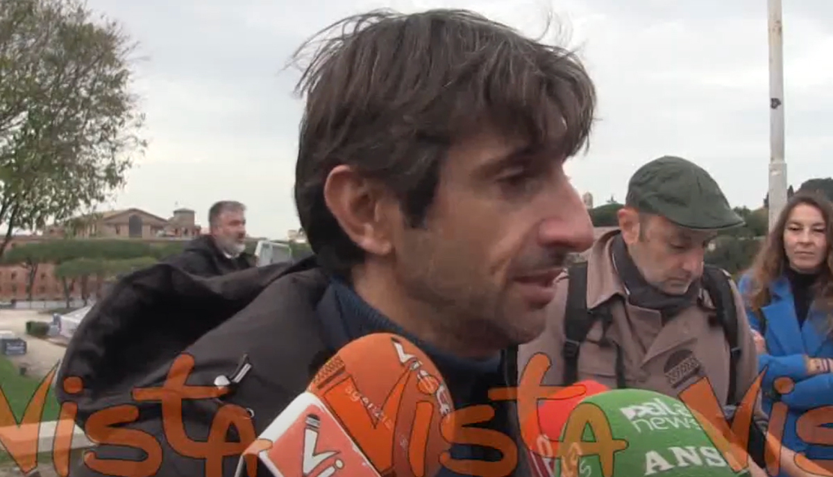 Donzelli dà del “pezzo di merda” a un giornalista e il Var inchioda Prodi: capelli tirati Donzelli dà del “pezzo di merda” a un giornalista e il Var inchioda Prodi: capelli tirati