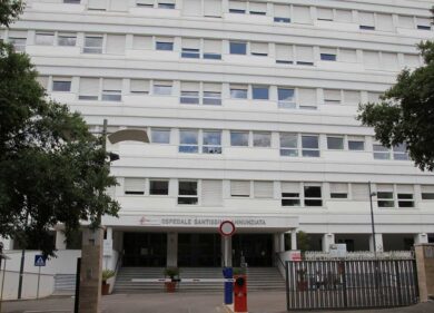 Fa guidare la sua auto all’amico del figlio di 10 anni, uomo muore investito. Scherzo finito in tragedia