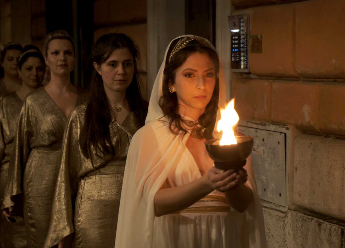 Le vestali dell’Antica Roma sfilano al Colosseo. E’ il festival del burlesque