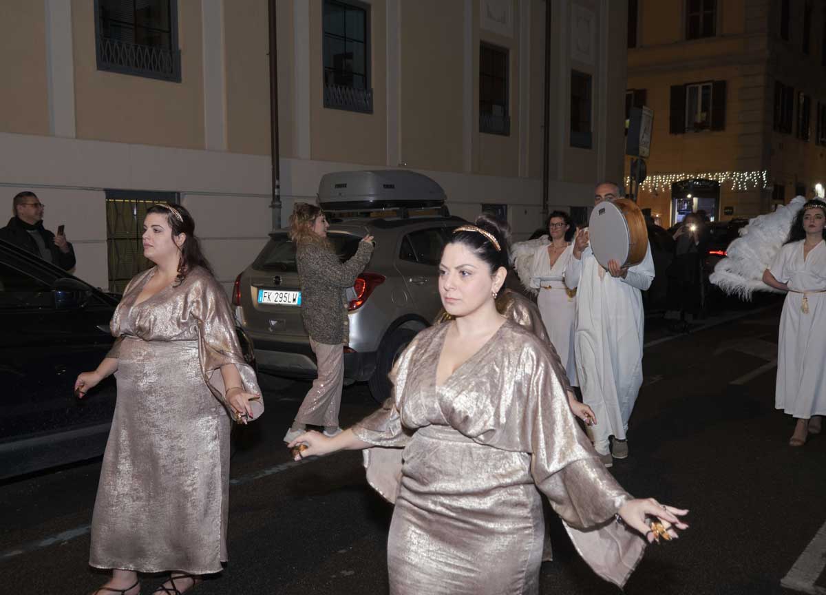Le vestali dell’Antica Roma sfilano al Colosseo. E’ il festival del burlesque