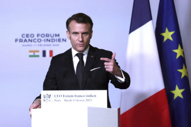 Ucraina, ennesimo inutile vertice di Macron. Meloni presente (controvoglia), ma prepara il viaggio negli Usa