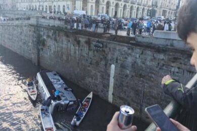 Torino, bus turistico precipita nel Po: ecco il momento esatto in cui è caduto – video