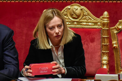 Meloni spazza via le polemiche: “Governo quinto per durata, maggioranza ancora coesa. Premierato fondamentale”