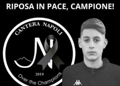 Napoli, ragazzino di 14 anni muore in campo: malore fatale prima dell’allenamento
