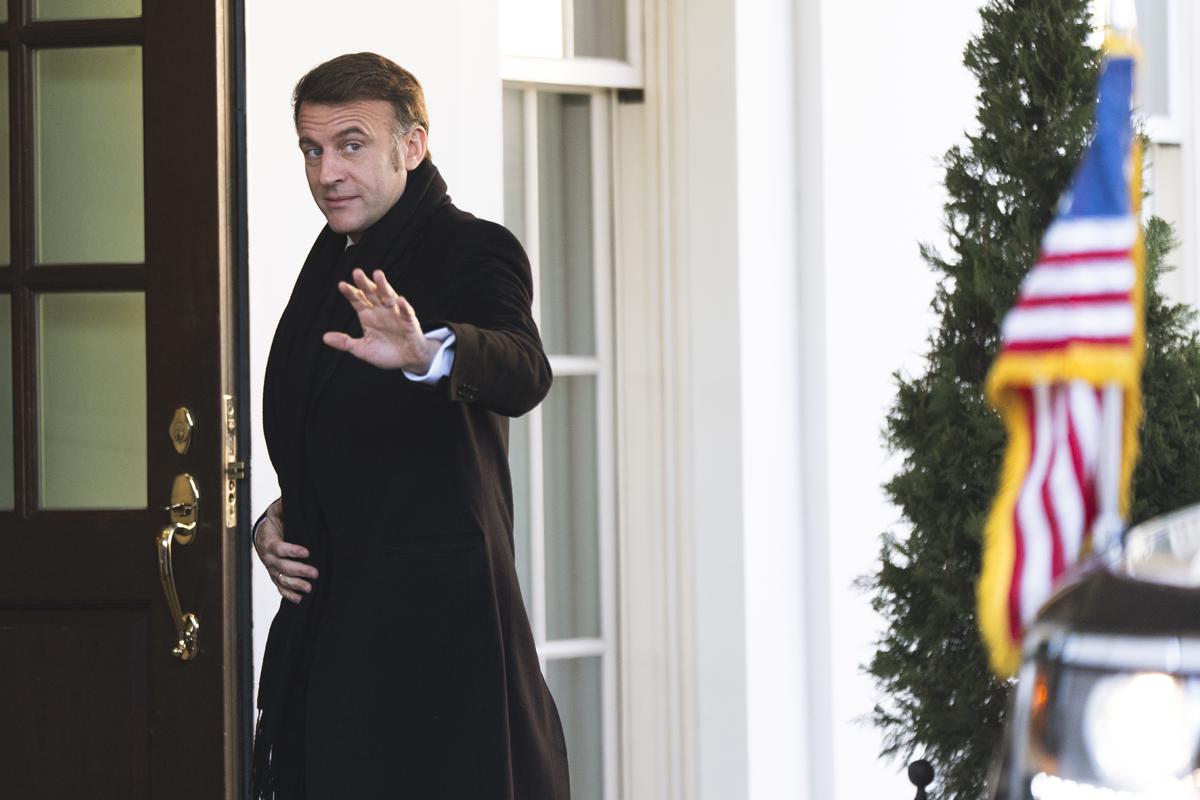 Vertice dei volenterosi, Macron: “Mosca finge di negoziare”. Meloni chiede di invitare gli Stati Uniti Vertice dei volenterosi, Macron: “Mosca finge di negoziare”. Meloni chiede di invitare gli Stati Uniti