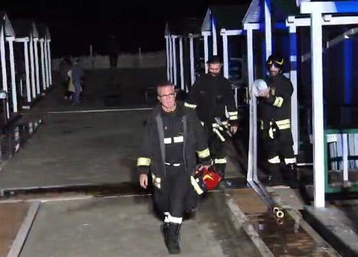 Balneari, Ostia come il Bronx: a fuoco gli stabilimenti sul lungomare. Fermato un 24enne, ha confessato Balneari, Ostia come il Bronx: a fuoco gli stabilimenti sul lungomare. Fermato un 24enne, ha confessato