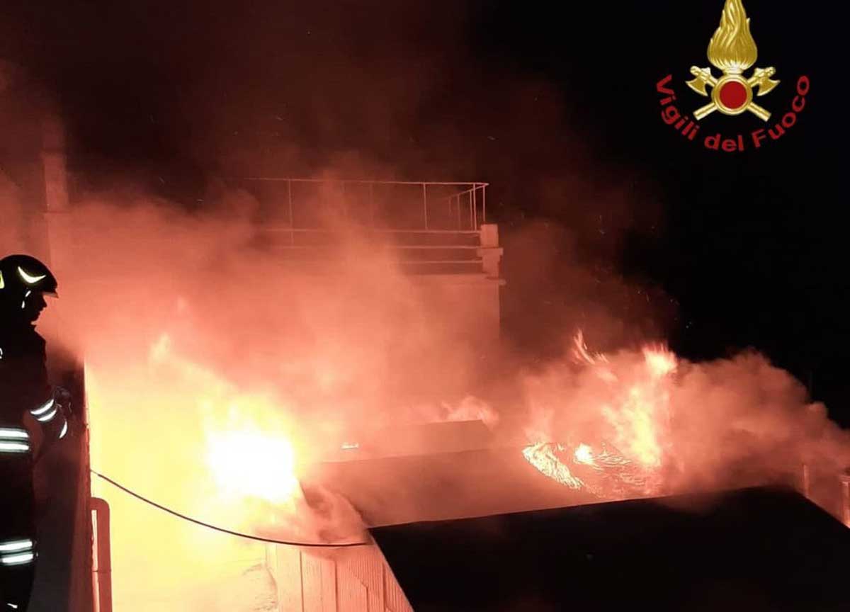 Balneari, Ostia come il Bronx: a fuoco gli stabilimenti sul lungomare. Fermato un 24enne, ha confessato Balneari, Ostia come il Bronx: a fuoco gli stabilimenti sul lungomare. Fermato un 24enne, ha confessato