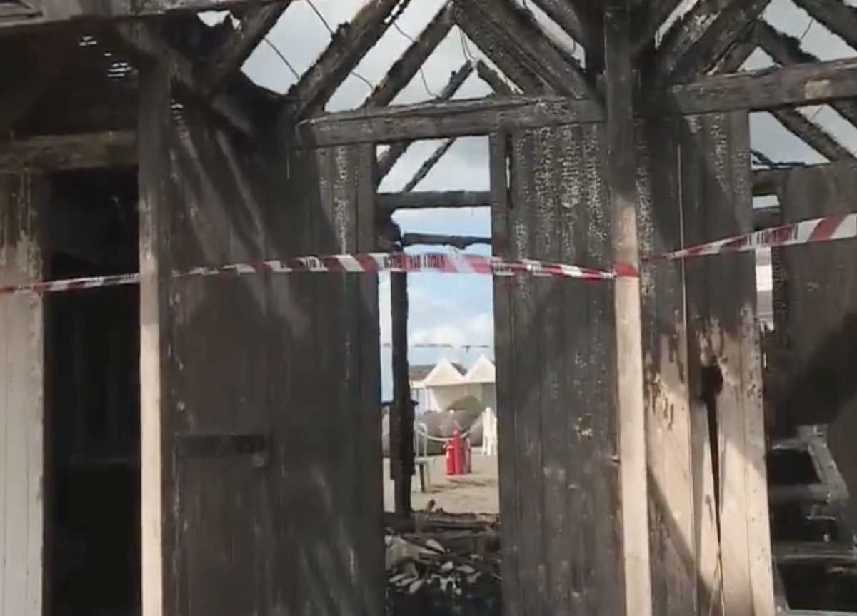 Balneari, Ostia come il Bronx: a fuoco gli stabilimenti sul lungomare. Fermato un 24enne, ha confessato Balneari, Ostia come il Bronx: a fuoco gli stabilimenti sul lungomare. Fermato un 24enne, ha confessato