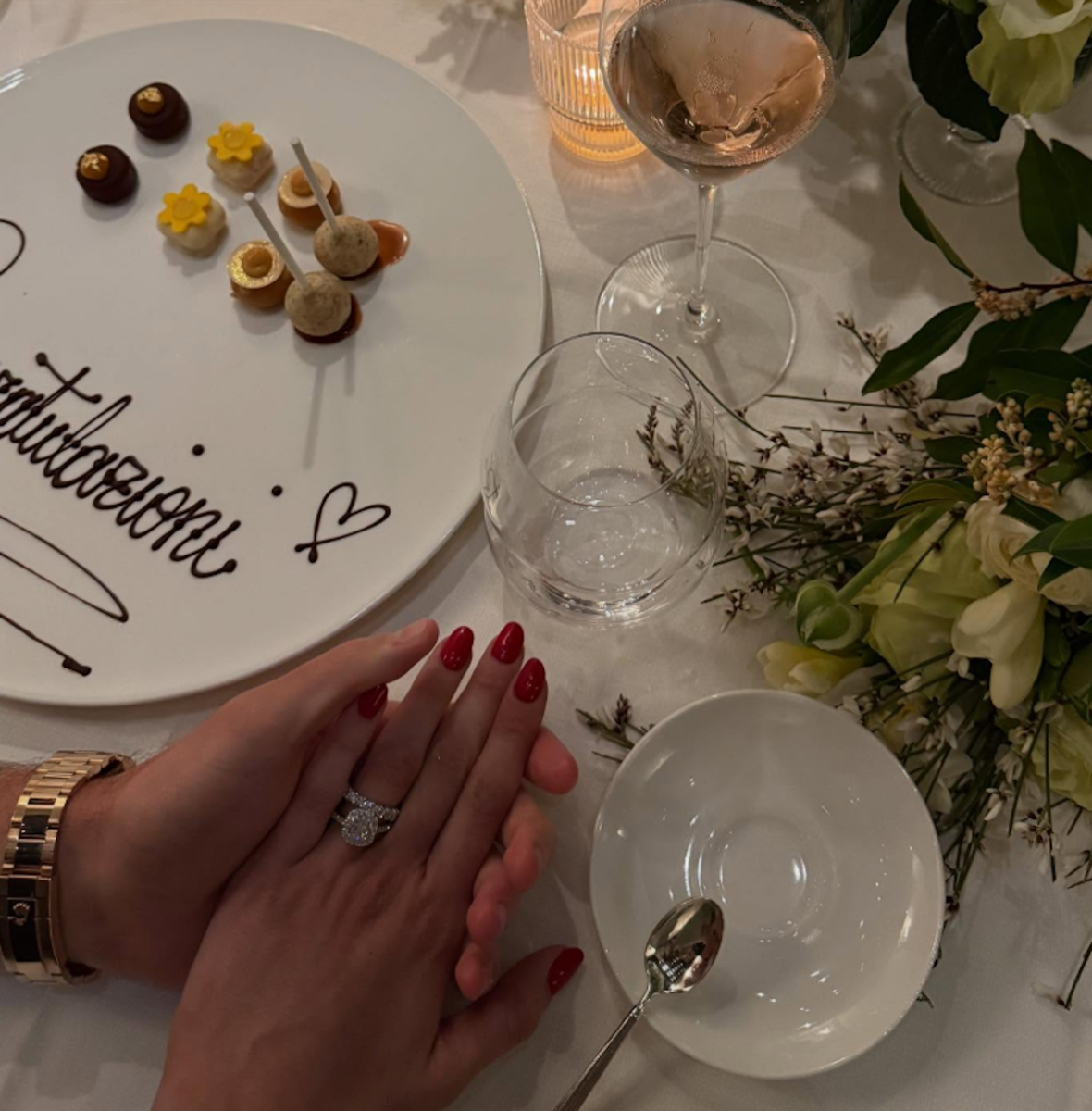 Zaniolo si sposa con Sara Scaperrotta: la romantica proposta in ginocchio davanti a Ponte Vecchio- FOTO Zaniolo si sposa con Sara Scaperrotta: la romantica proposta in ginocchio davanti a Ponte Vecchio- FOTO