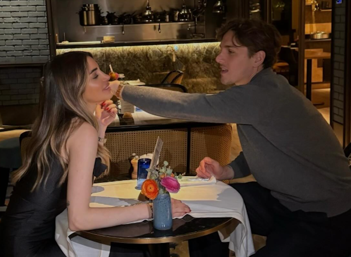 Zaniolo si sposa con Sara Scaperrotta: la romantica proposta in ginocchio davanti a Ponte Vecchio- FOTO Zaniolo si sposa con Sara Scaperrotta: la romantica proposta in ginocchio davanti a Ponte Vecchio- FOTO