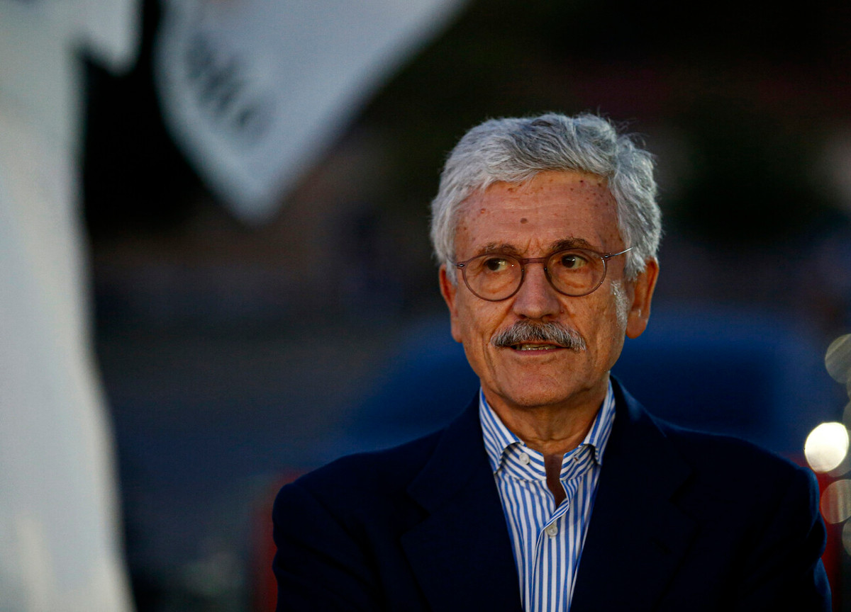 D’Alema svela a Fini: “Zelensky mi ha chiesto aiuto per la pace in Ucraina. Ecco come è finita”