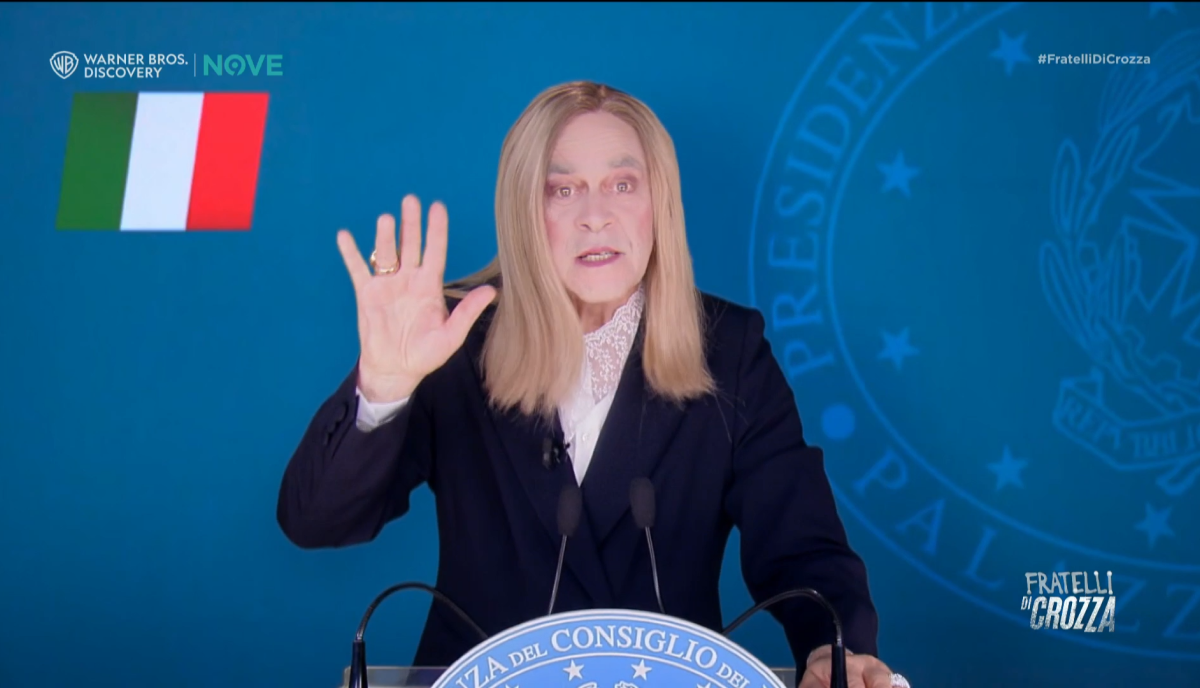 Crozza – Meloni si vanta del 5 posto del governo per longevità Crozza – Meloni si vanta del 5 posto del governo per longevità