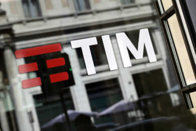 Tim, c’è l’accordo Vivendi-Poste per cessione del 15% a 684 milioni