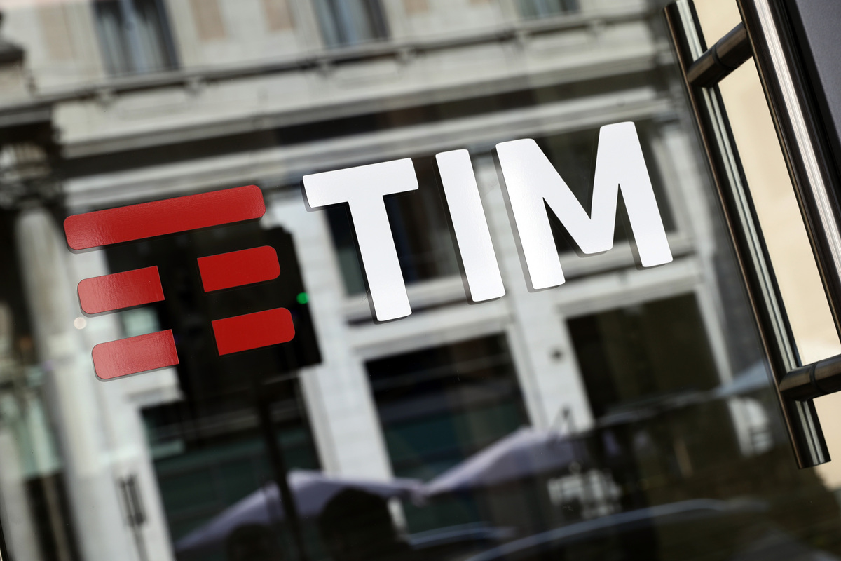Tim, c’è l’accordo Vivendi-Poste per cessione del 15% a 684 milioni Tim, c’è l’accordo Vivendi-Poste per cessione del 15% a 684 milioni