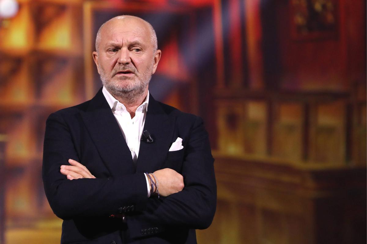 Andrea Pucci, malore durante lo spettacolo a Forlì: “Non mi sento bene”. Come sta il comico Andrea Pucci, malore durante lo spettacolo a Forlì: “Non mi sento bene”. Come sta il comico