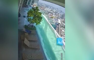 Turisti nella piscina sul tetto a Bangkok, poi la scossa di terremoto e la fuga. Video