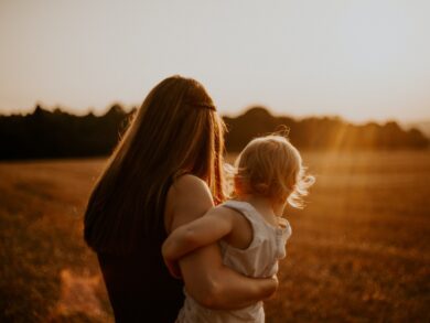 Fecondità, italiani sempre più soli e senza figli: nel 2024 solo 1,18 bambini per donna. I dati Istat