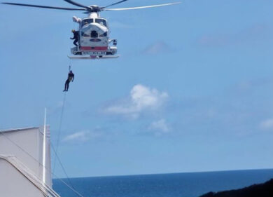Ha un infarto in crociera, viene recuperato in elicottero e salvato. Le immagini in esclusiva della spettacolare operazione