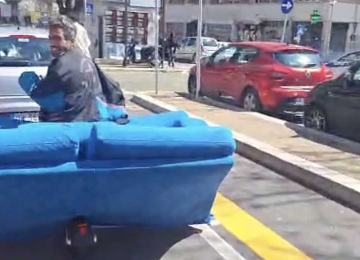 Roma, carica un divano letto su un monopattino. La pazza corsa sulla Prenestina. VIDEO Roma, carica un divano letto su un monopattino. La pazza corsa sulla Prenestina. VIDEO