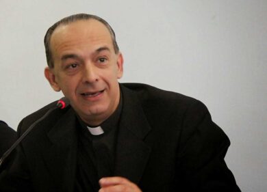 Marko Rupnik prete “abusatore”: la Chiesa lo cancella, via le sue opere d’arte da Lourdes