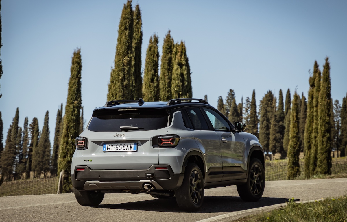 Jeep Avenger 4xe 2025: il B-SUV ibrido che conquista ogni terreno con stile, tecnologia e trazione integrale Jeep Avenger 4xe 2025: il B-SUV ibrido che conquista ogni terreno con stile, tecnologia e trazione integrale