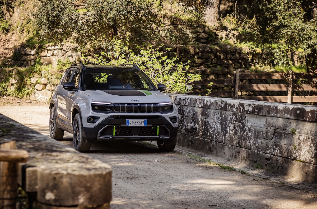 Jeep Avenger 4xe 2025: il B-SUV ibrido che conquista ogni terreno con stile, tecnologia e trazione integrale Jeep Avenger 4xe 2025: il B-SUV ibrido che conquista ogni terreno con stile, tecnologia e trazione integrale
