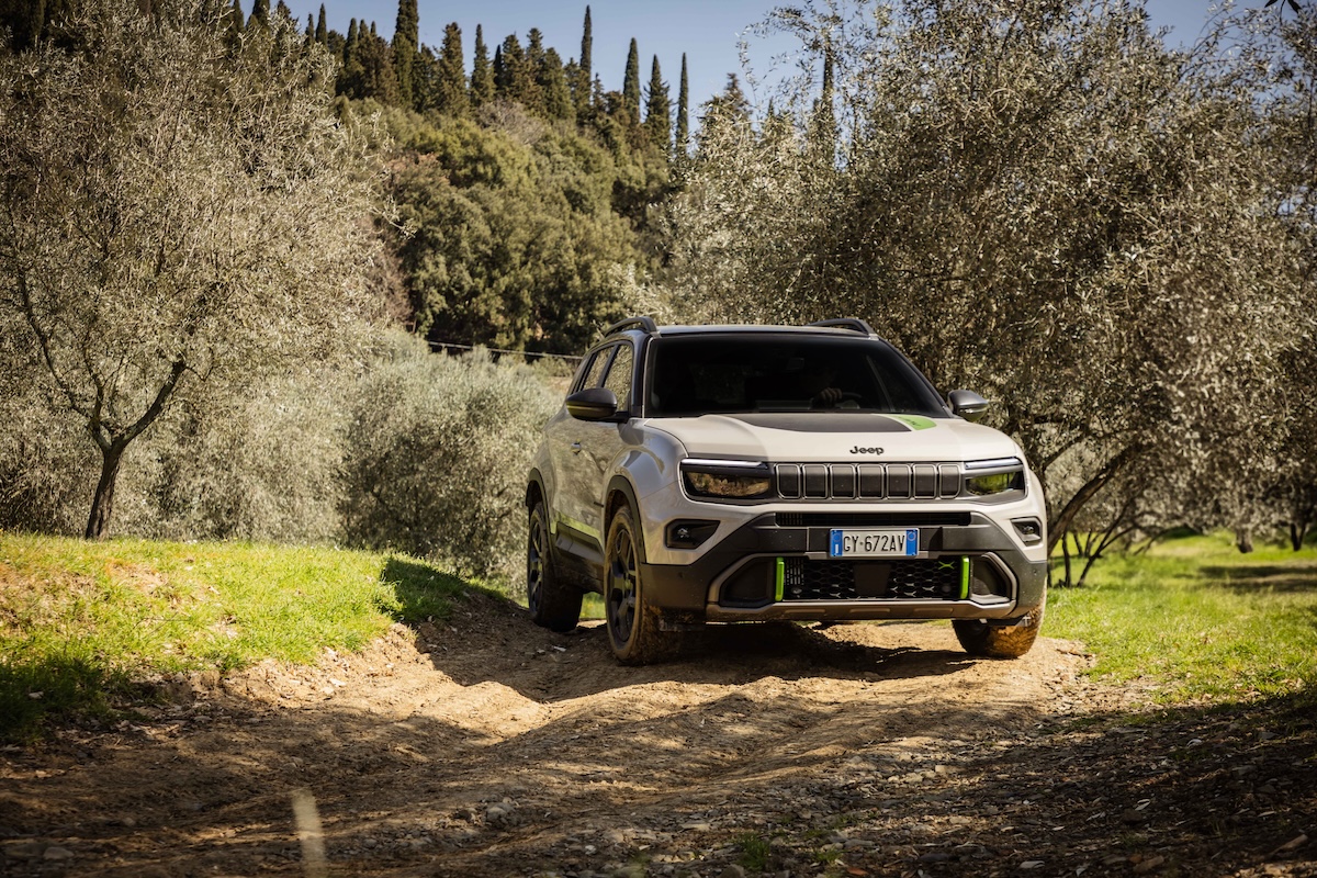 Jeep Avenger 4xe 2025: il B-SUV ibrido che conquista ogni terreno con stile, tecnologia e trazione integrale Jeep Avenger 4xe 2025: il B-SUV ibrido che conquista ogni terreno con stile, tecnologia e trazione integrale