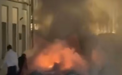 Russia, la “limousine di Putin” va a fuoco nel centro di Mosca: che cosa è successo – VIDEO